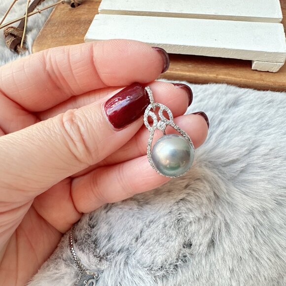 Grey Pearl Pendant on Silver Chain Necklace - Picture 2 of 6